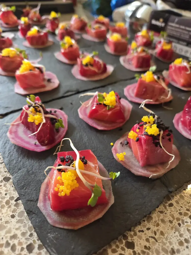 Luxe one bites op leisteen voor een borrel bij de klant thuis