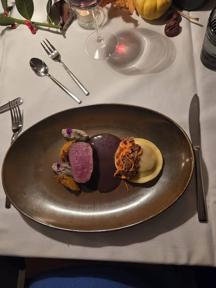 Gekonfijte hertenrugfilet, wildravioli, cordyceps, crème van truffel en pastinaak, pompoencompote en saus van gedroogde cepes en miso